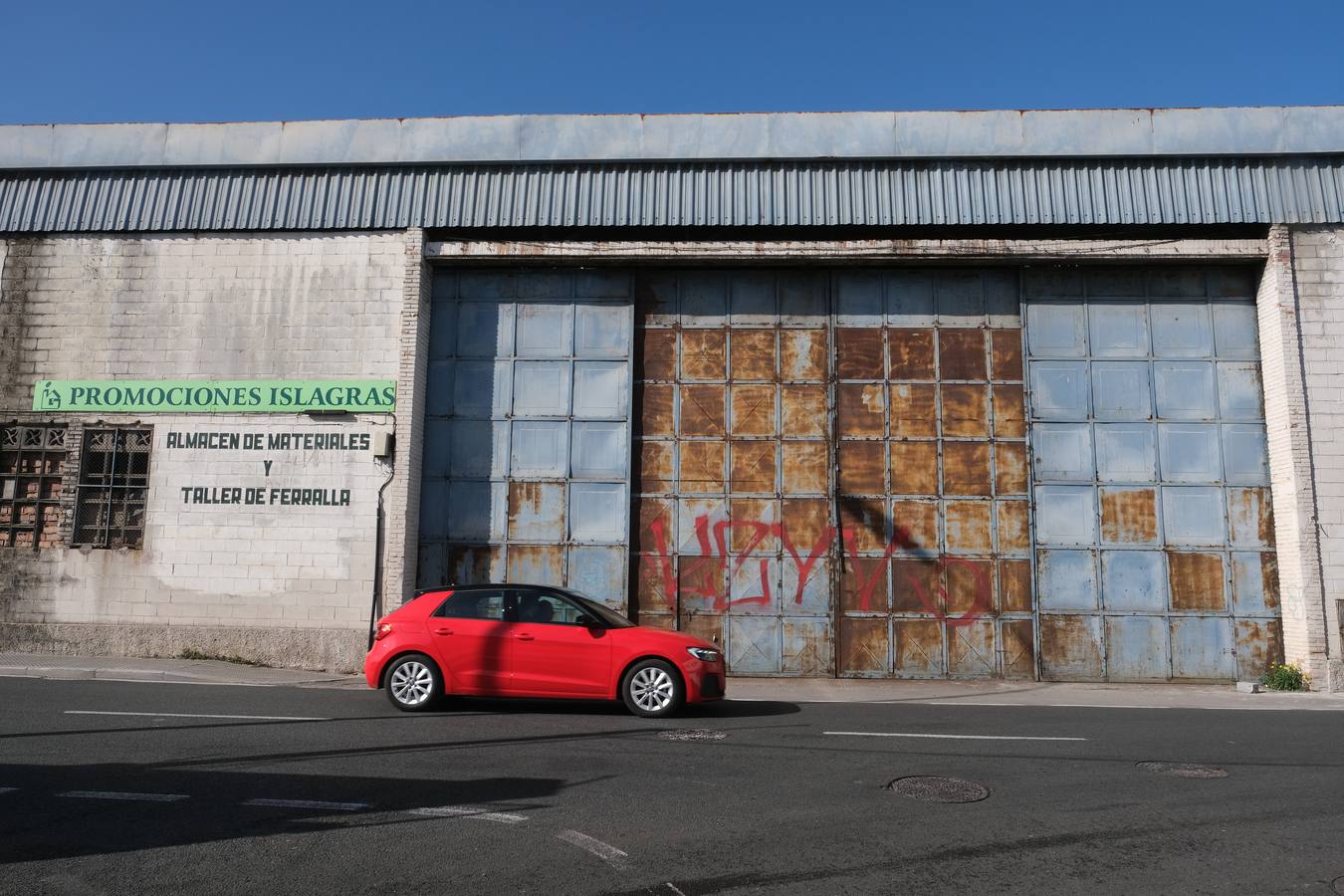 FOTOS: Okupas y gamberros vuelven a las naves abandonadas del recinto exterior de la Zona Franca en Cádiz