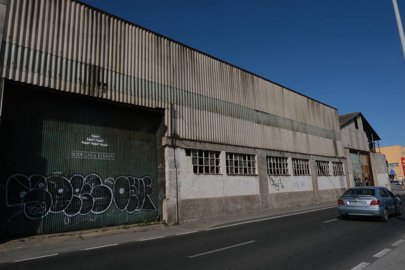 FOTOS: Okupas y gamberros vuelven a las naves abandonadas del recinto exterior de la Zona Franca en Cádiz