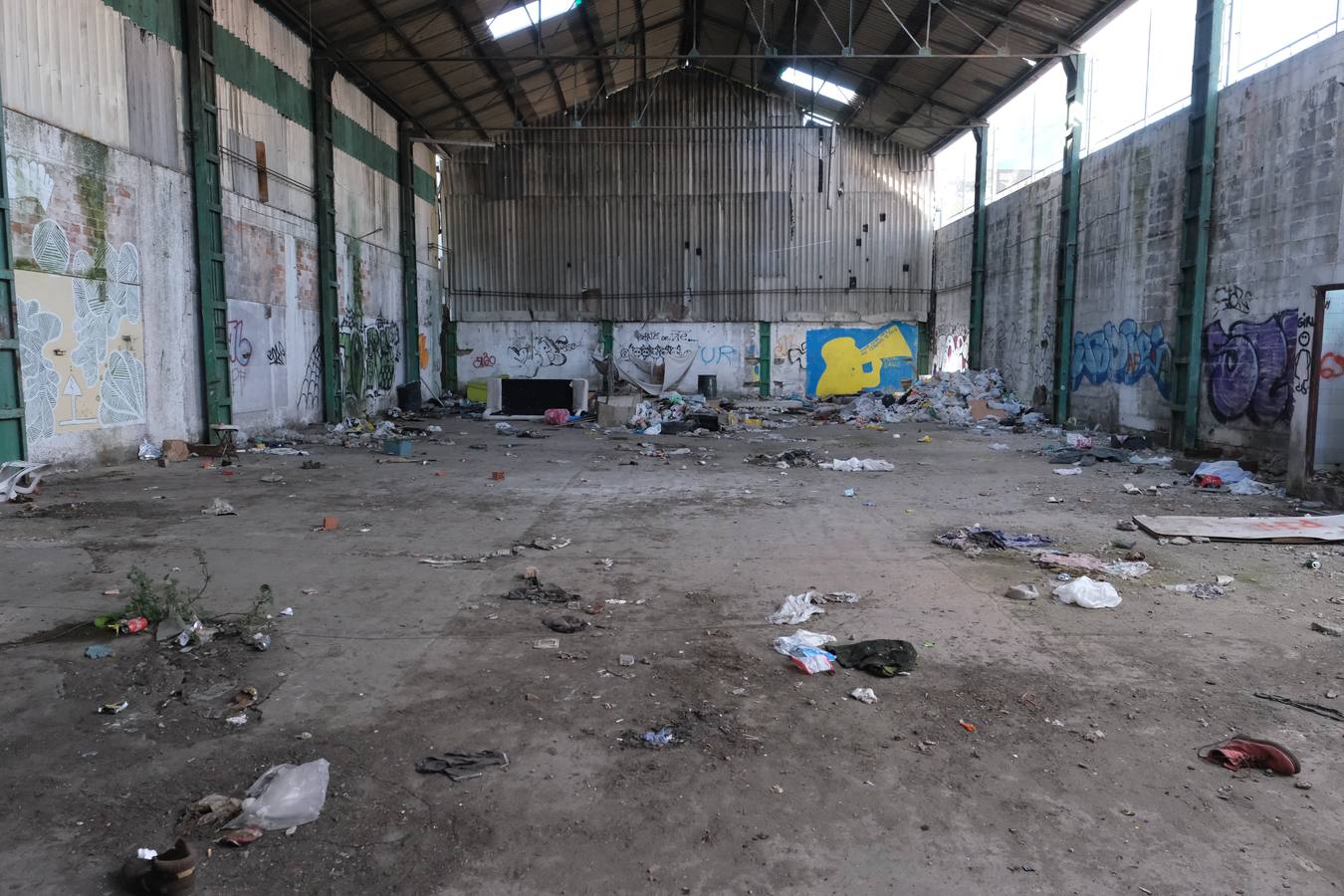 FOTOS: Okupas y gamberros vuelven a las naves abandonadas del recinto exterior de la Zona Franca en Cádiz