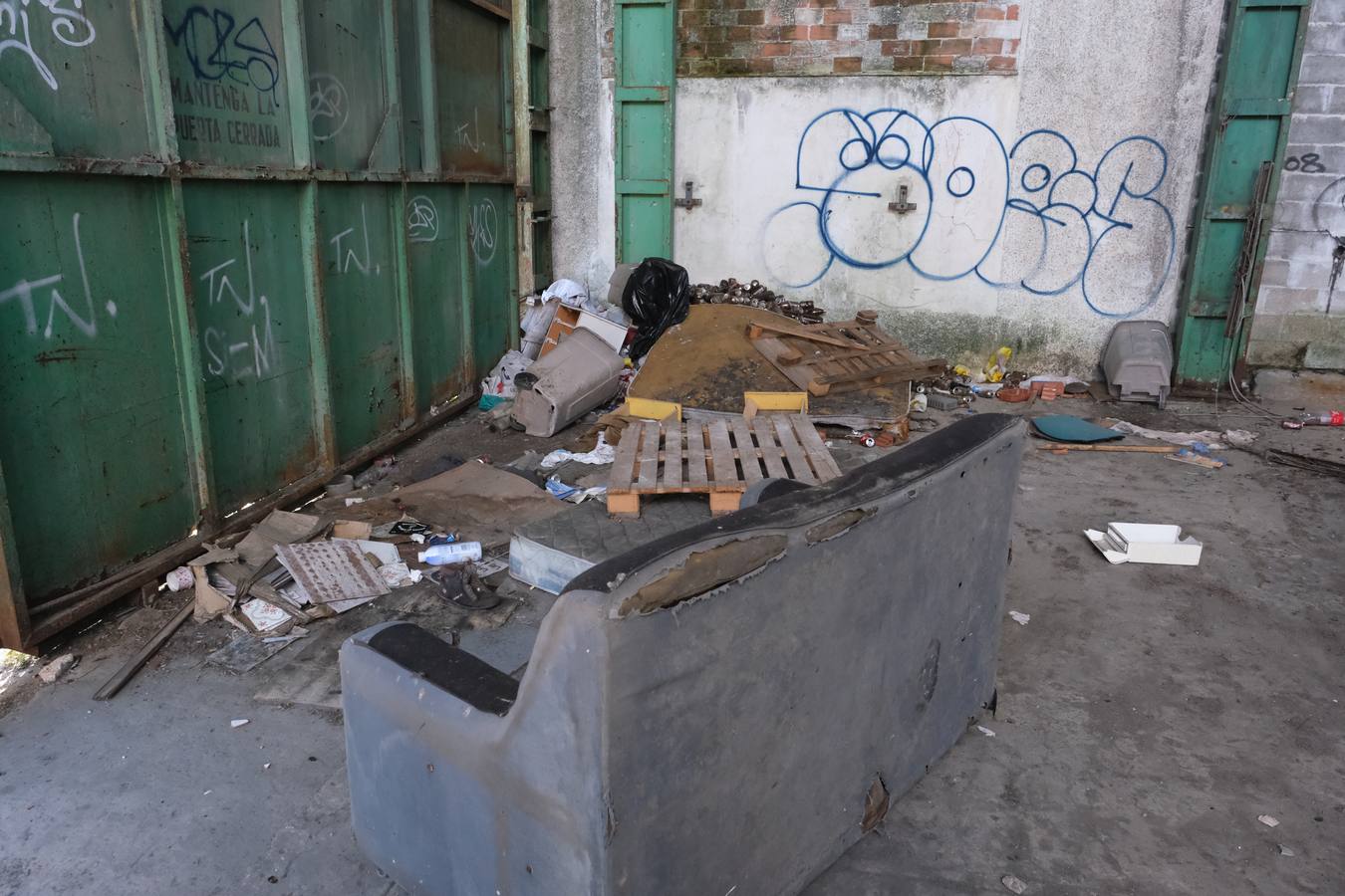 FOTOS: Okupas y gamberros vuelven a las naves abandonadas del recinto exterior de la Zona Franca en Cádiz