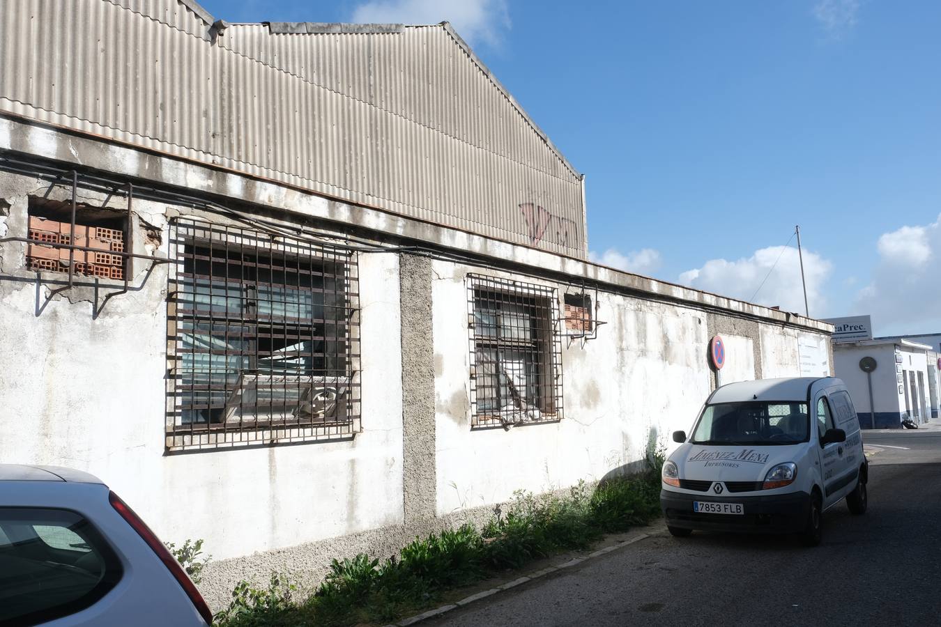 FOTOS: Okupas y gamberros vuelven a las naves abandonadas del recinto exterior de la Zona Franca en Cádiz