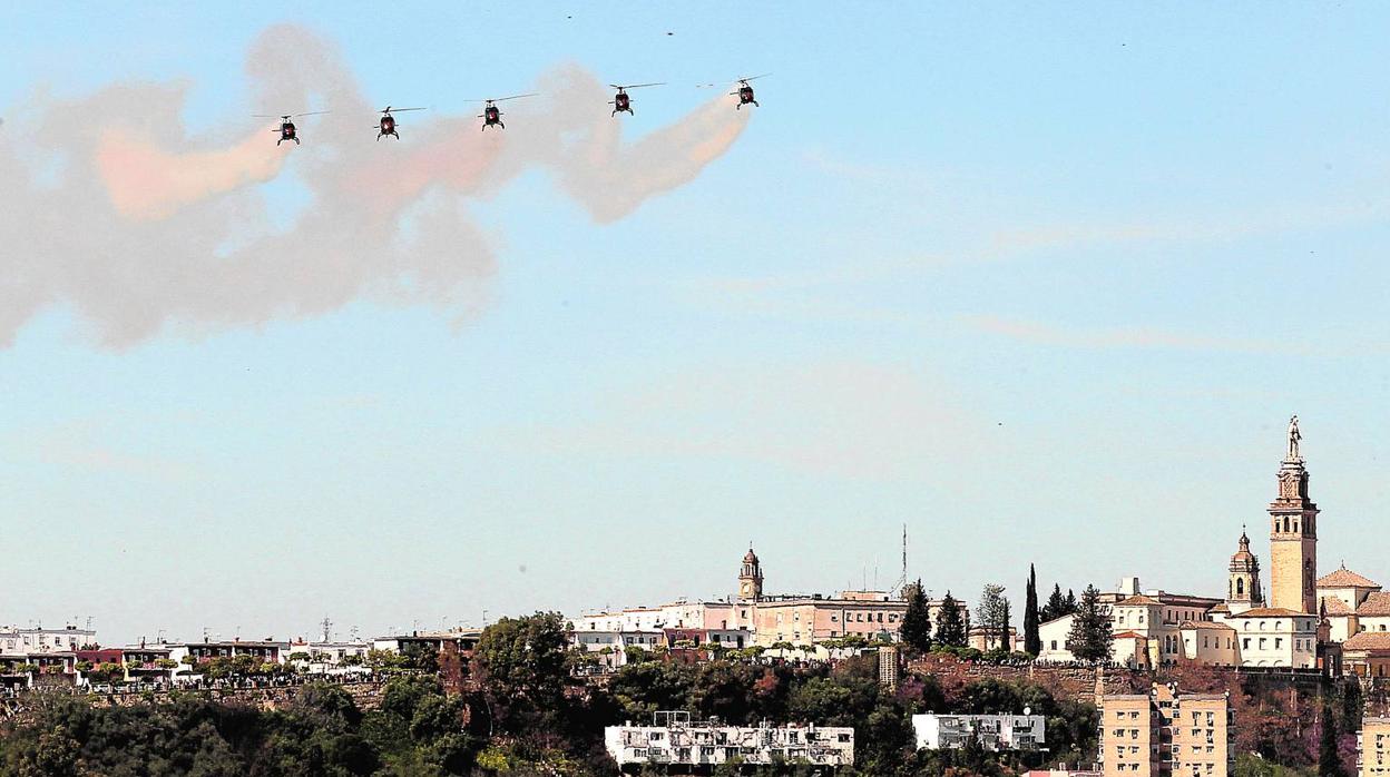 En imágenes, helicópteros y cazas del Ejército del Aire al cielo de Sevilla