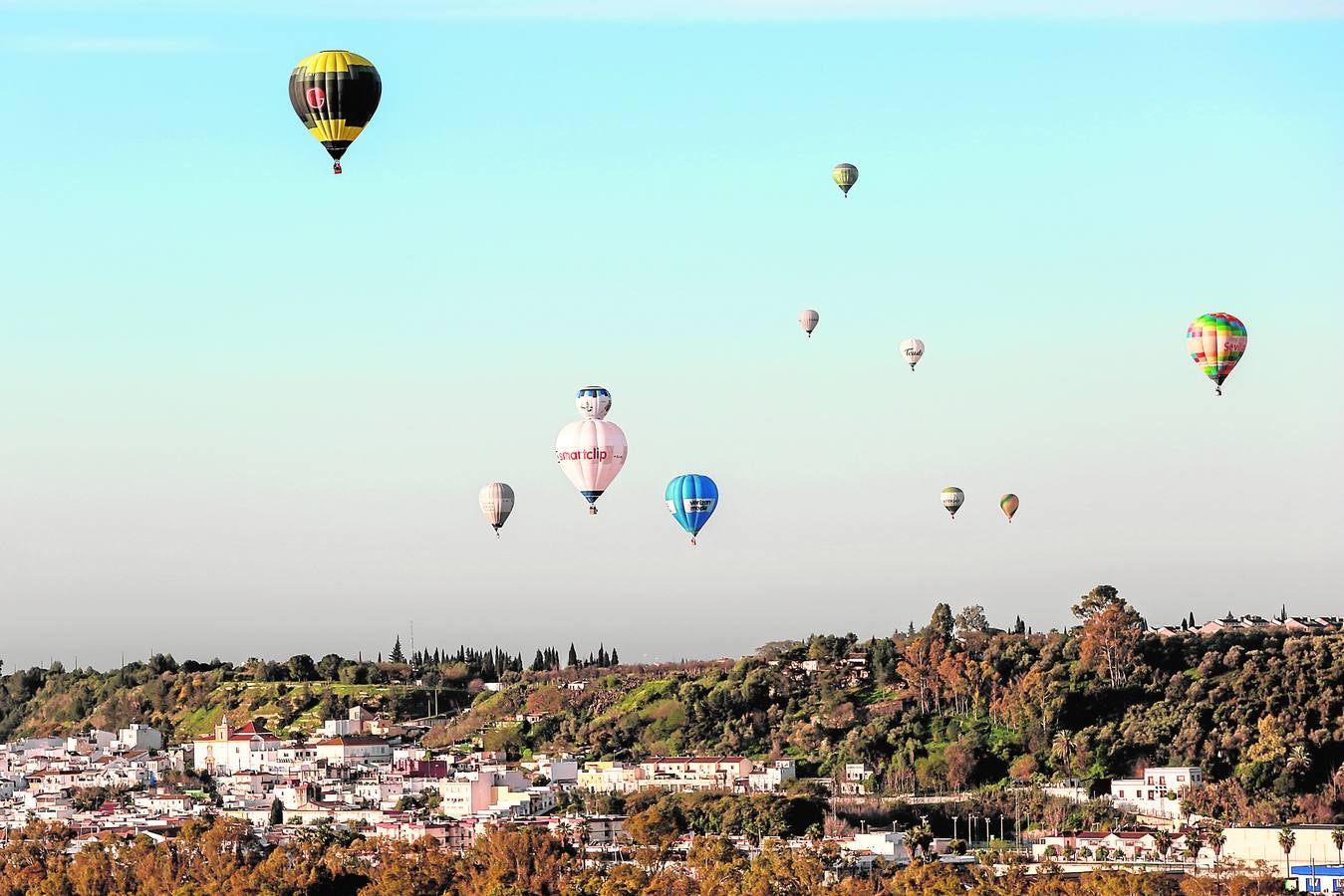 En imágenes, helicópteros y cazas del Ejército del Aire al cielo de Sevilla