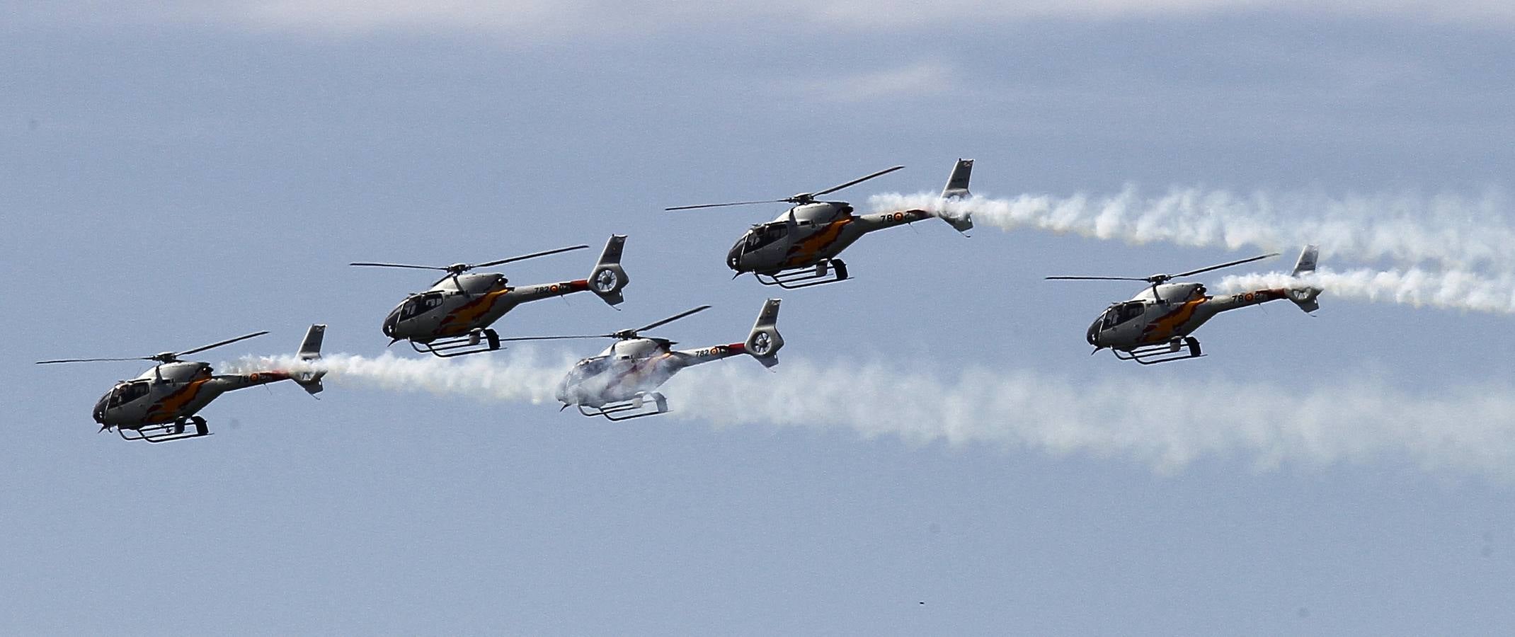 En imágenes, helicópteros y cazas del Ejército del Aire al cielo de Sevilla