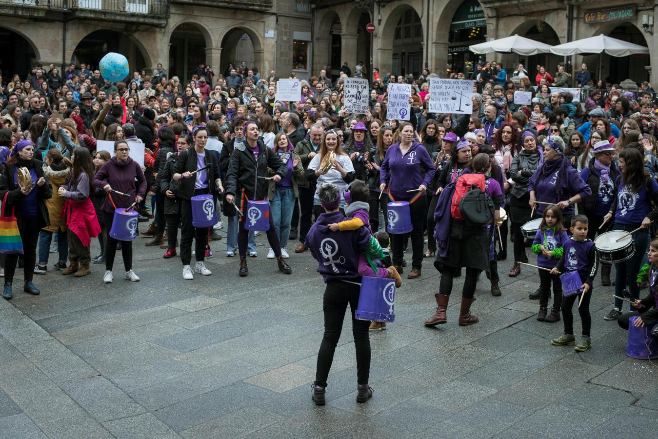 Vista general de los participantes en la concentración convocada en la plaza mayor de Ourense, hoy Domingo, con motivo del Día Internacional de la Mujer. 