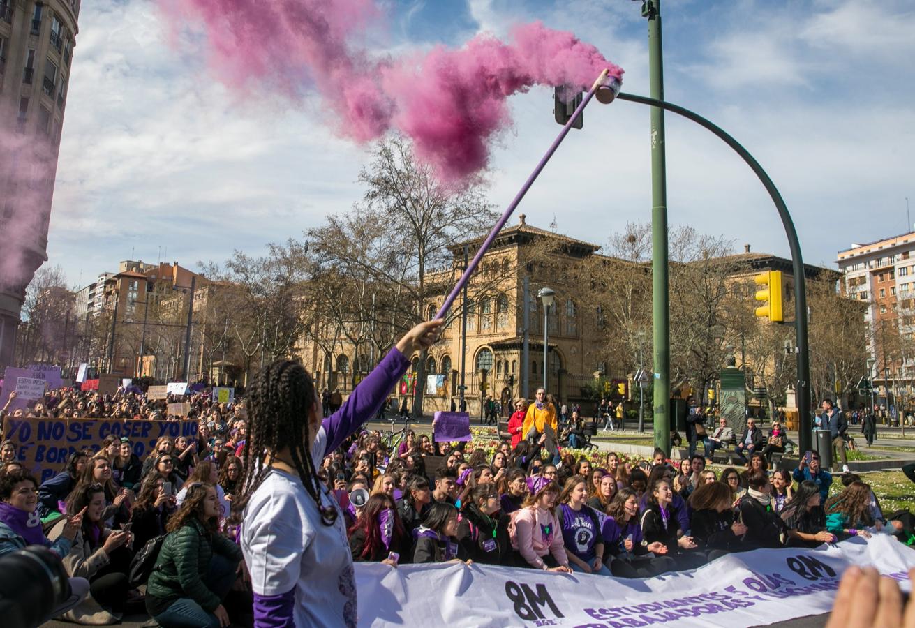 Cientos de estudiantes se han manifestado hoy por las calles de Zaragoza con motivo del Día Internacional de la Mujer. 