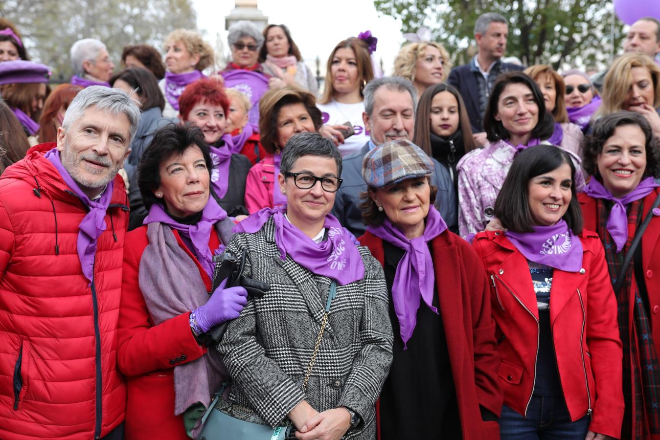 El ministro del Interior, Fernando Grande-Marlaska, la ministra de Educación, Isabel Celaá, la ministra de Asuntos Exteriores, Arancha González Laya, la vicepresidenta primera del Gobierno, Carmen Calvo, la ministra de Política Territorial, Carolina Darias y la exministra de Trabajo, Magdalena Valerio, en los momentos previos a la manifestación del 8M en Madrid. 