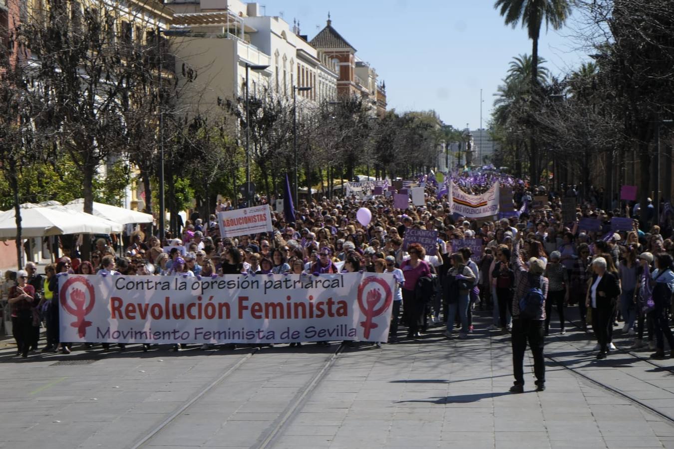 En imágenes, la marcha del Movimiento Feminista de Sevilla por el 8-M