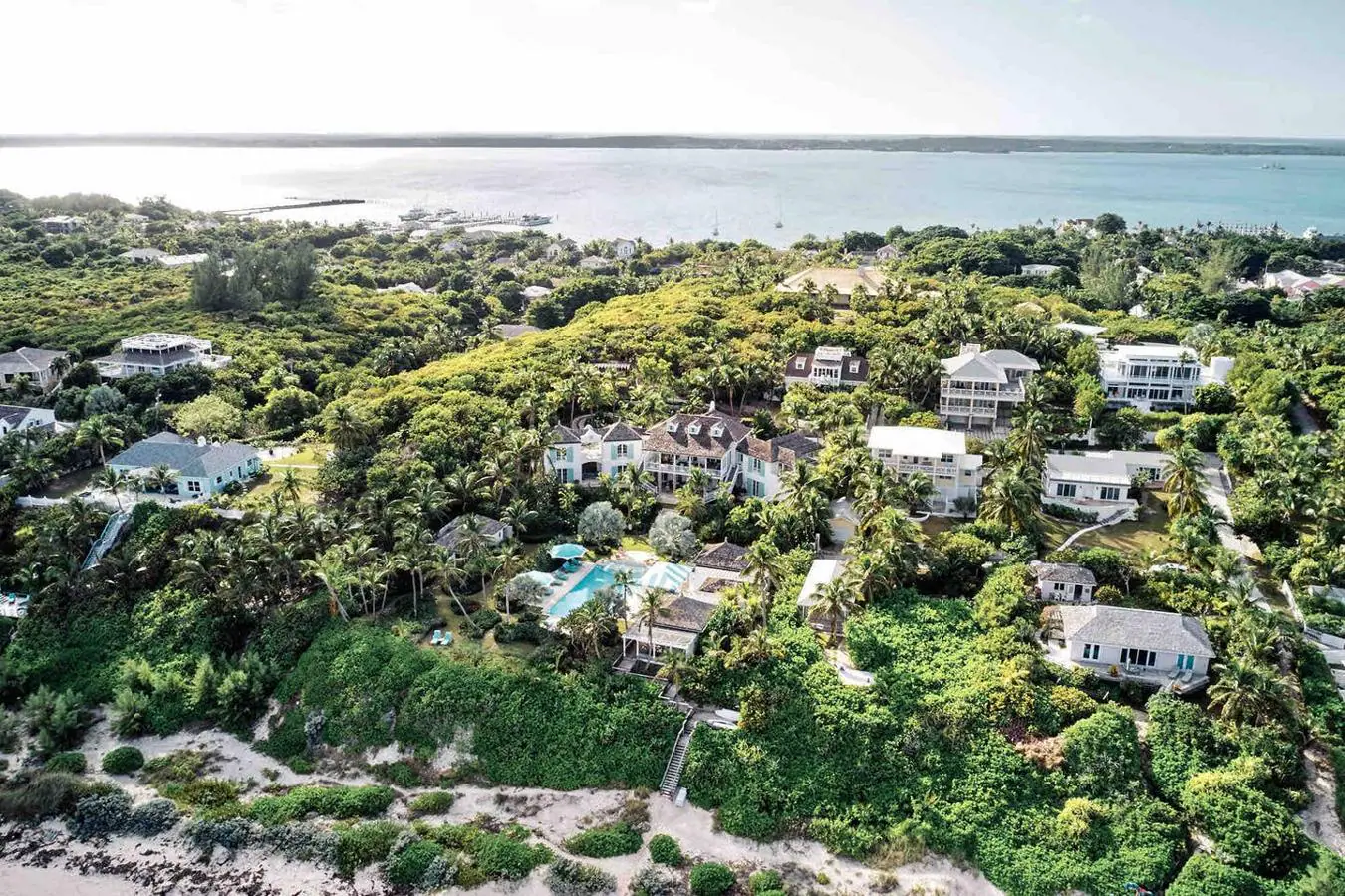 Playa privada y naturaleza- La lujosa mansión de Kylie Jenner en Bahamas. "Villa Rosalita", es una de las casas más ostentosas de la isla, situada en el sureste, posee unas vistas privilegiadas del amanecer  y ofrece la privacidad que buscan las celebrities gracias a la vasta naturaleza que la rodea. Posee además acceso directo a la playa privada y una residencia de invitados.