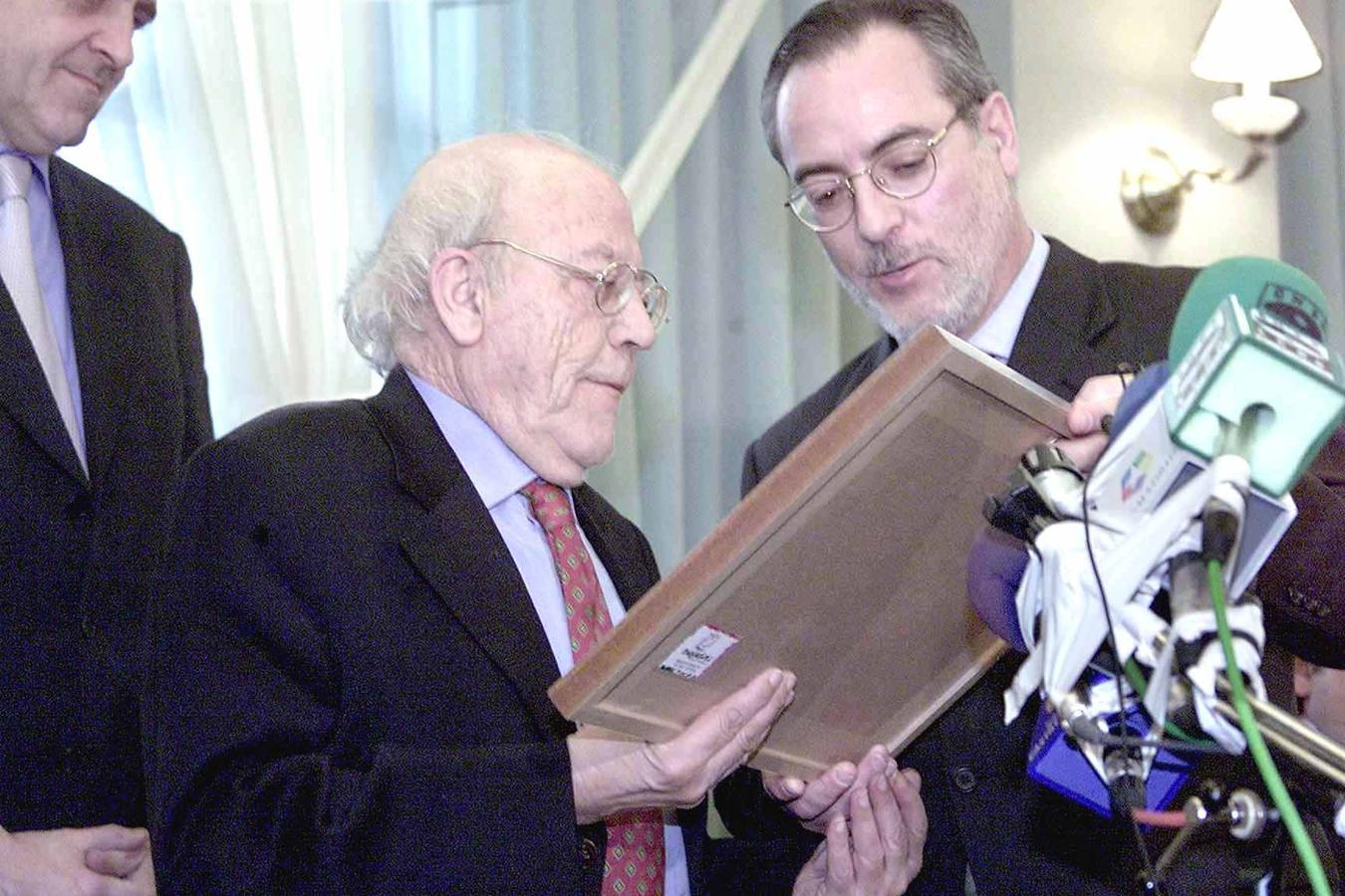 El escritor y periodista recibió el premio Miguel Delibes de la Asociación de la Prensa de Valladolid en 2001