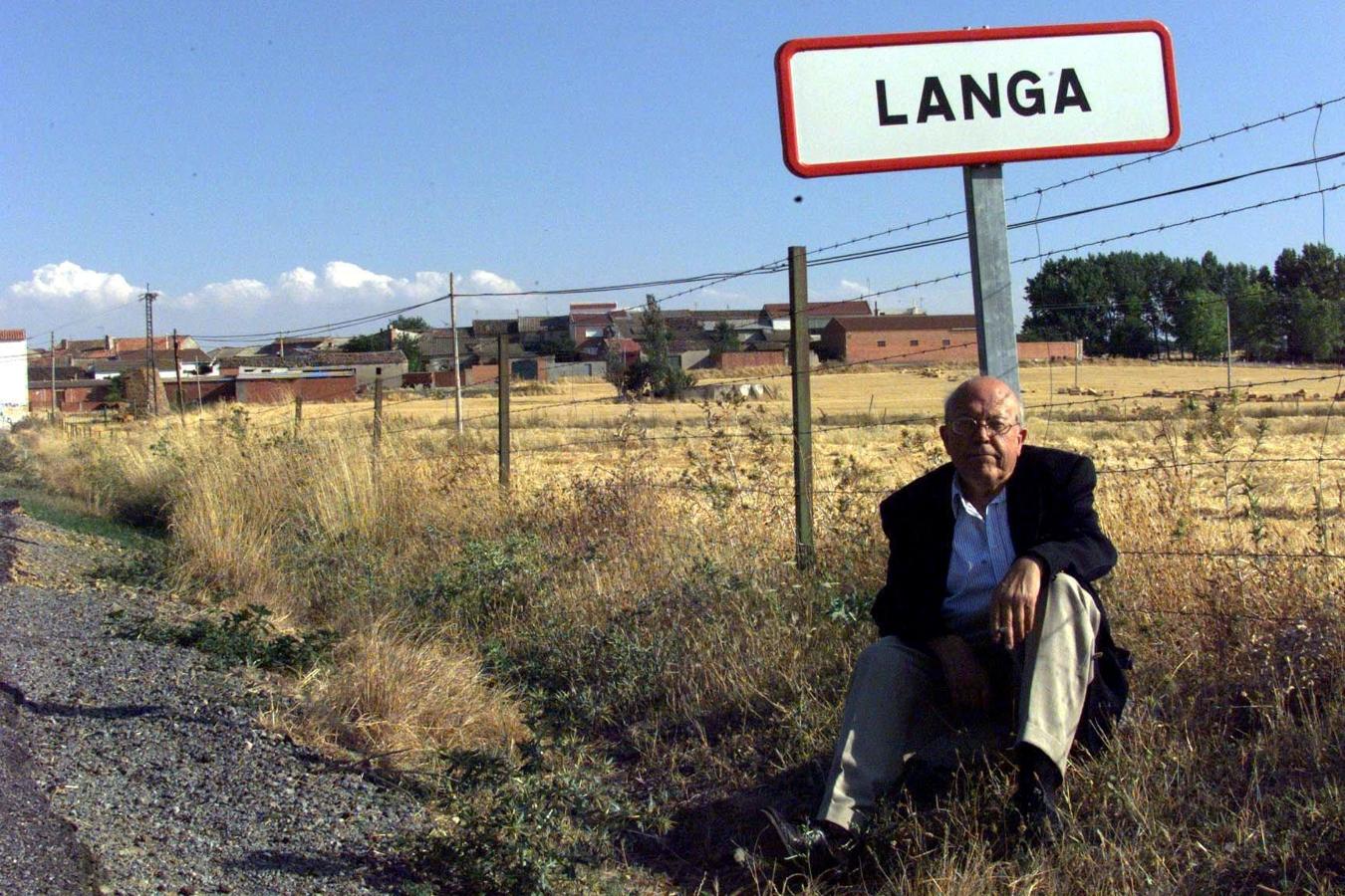 José Jiménez Lozano sentado a la entrada de su pueblo natal en la provincia de Ávila