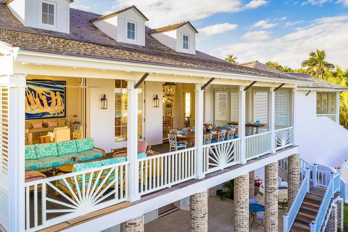 6 dormitorios y 8 baños- La lujosa mansión de Kylie Jenner en Bahamas. Y no solo eso, posee también un gimnasio en el cual se pueden recibir clases online de instructores de Nueva York, así como un estudio de yoga con maestros locales.