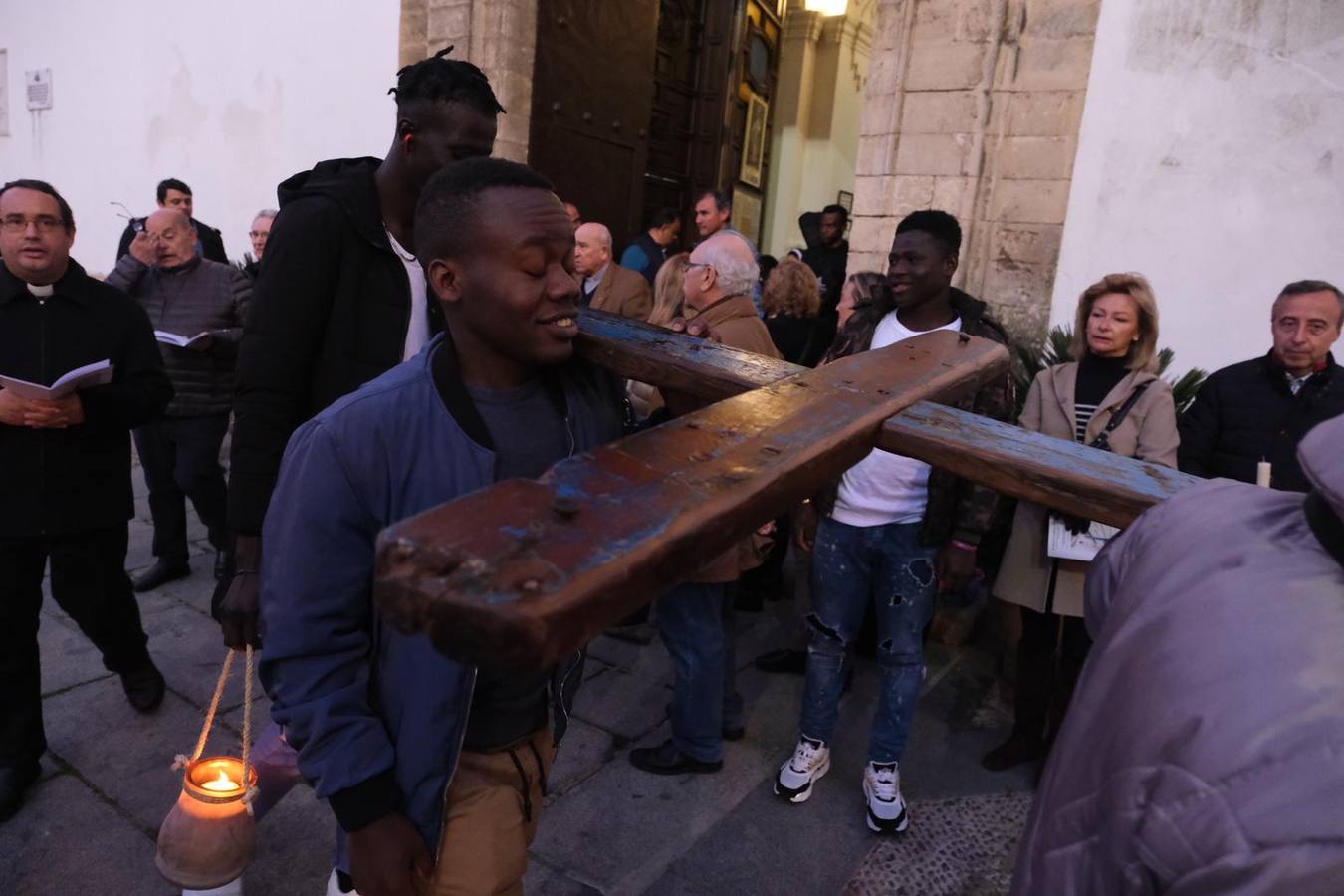 FOTOS: La Cruz de Lampedusa recorre las calles de Cádiz