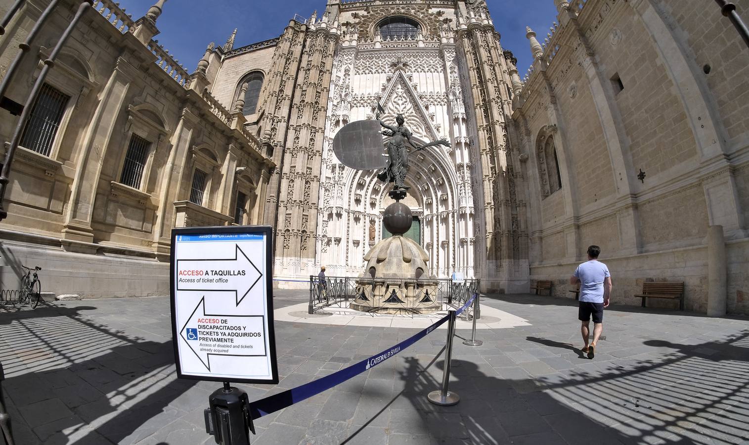 El miedo al coronavirus en Sevilla deja los monumentos vacíos y los cocheros sin pasajeros