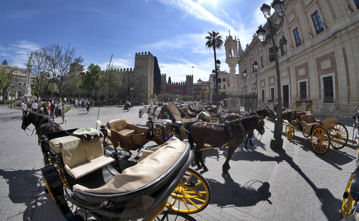 El coronavirus vacía los monumentos de Sevilla