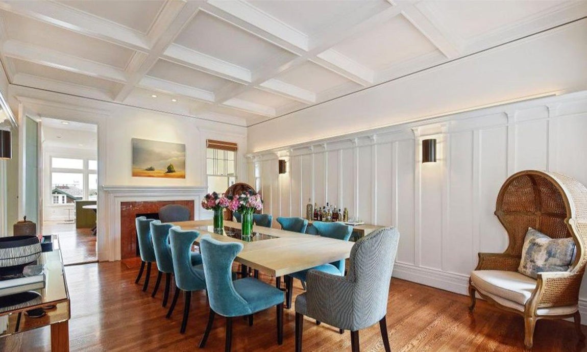 Así es la nueva casa de Julia Roberts en San Franciso. El comedor es una de las zonas más elegantes de la casa, con una larga mesa central y sillas tapizadas en terciopelo. Destacan, también, las molduras de las paredes y la chimenea.