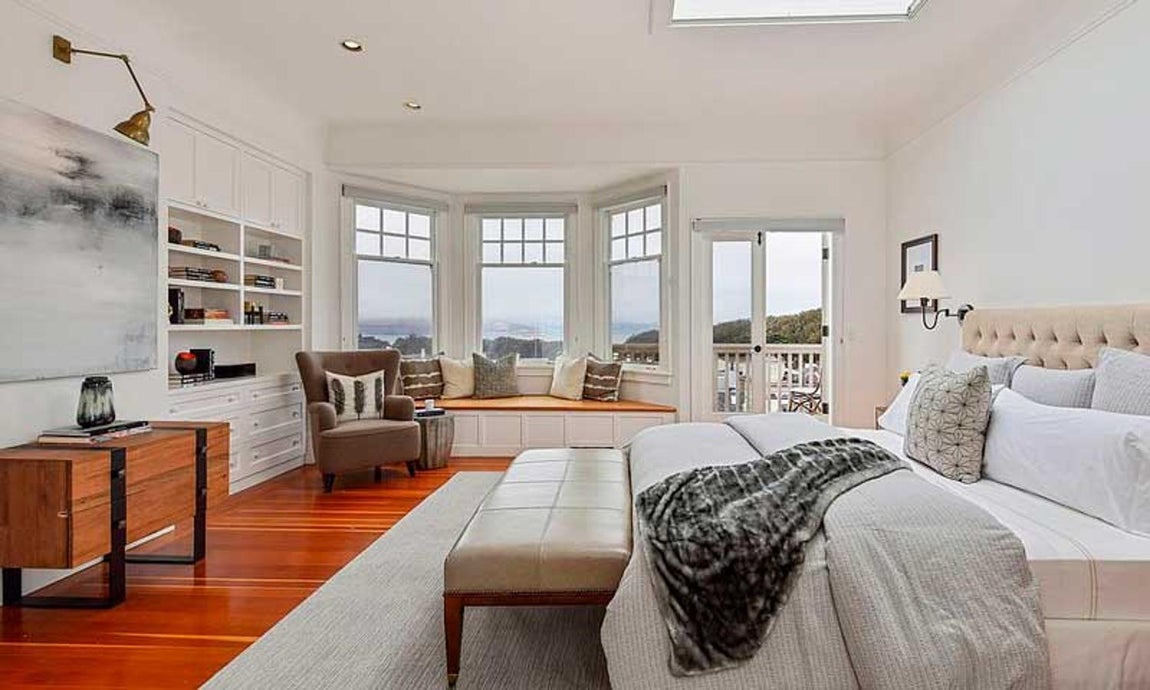 Así es la nueva casa de Julia Roberts en San Franciso. En la habitación principal destaca su gran ventanal con banco, un espacio perfecto para sentarse a admirar las vistas que ofrece de la ciudad y la bahía. Su decoración es sobria y elegante, en la línea del resto de la casa. Dispone también de una terraza.
