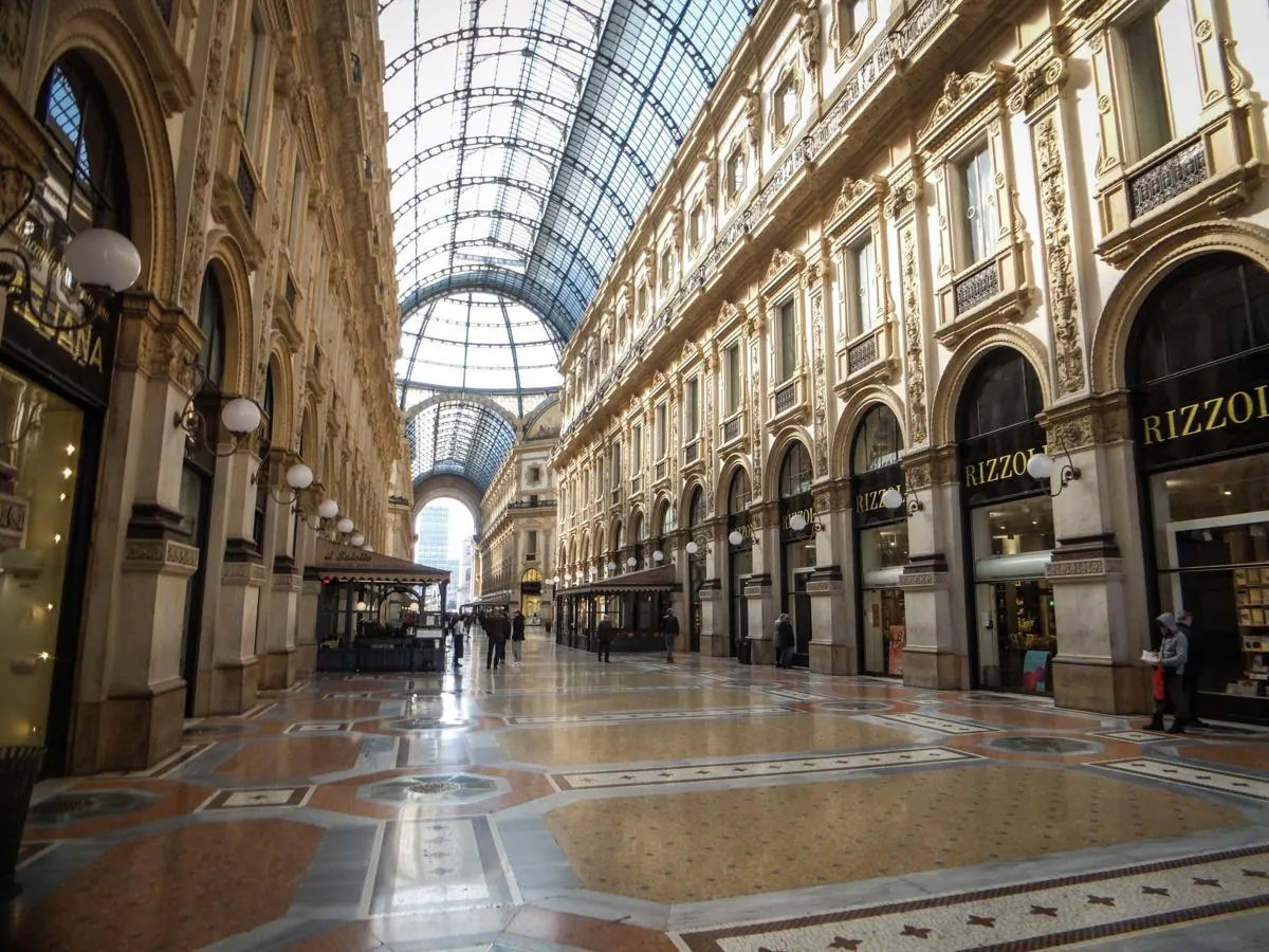 La Galeria de Víctor Manuel II, apodada como la «sala de Milán», que conecta la Plaza de la Escala con la del Duomo, luce un aspecto insólito