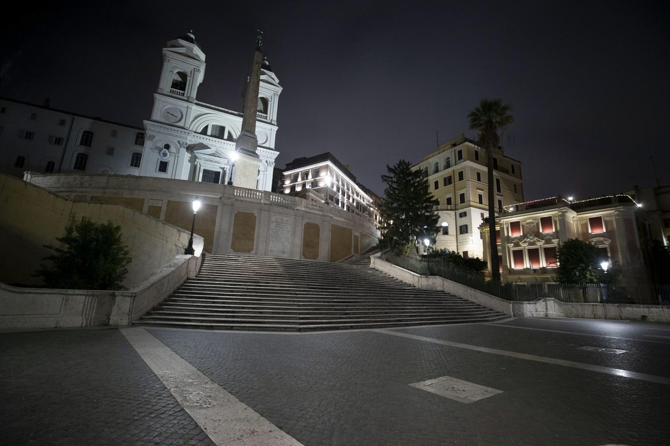 Las escaleras de la Plaza de España de Roma, anoche, tras decretar el gobierno el cierre de comercios, salvo farmacias y tiendas de comestibles