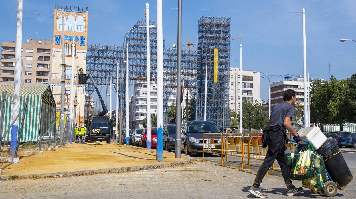 El montaje de la Feria de Abril sigue su curso pese al coronavirus