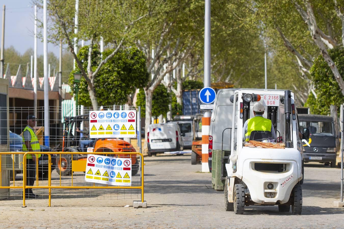 El montaje de la Feria de Abril sigue su curso pese al coronavirus