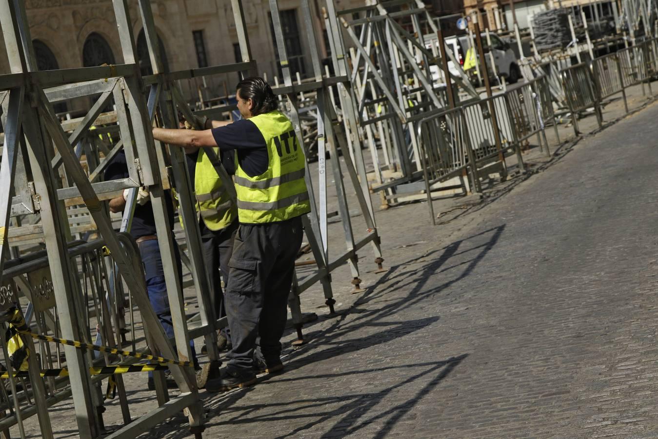 El montaje de los palcos de Semana Santa continúa pese a la amenaza del coronavirus