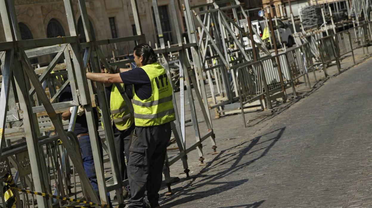 El montaje de los palcos de Semana Santa continúa pese a la amenaza del coronavirus