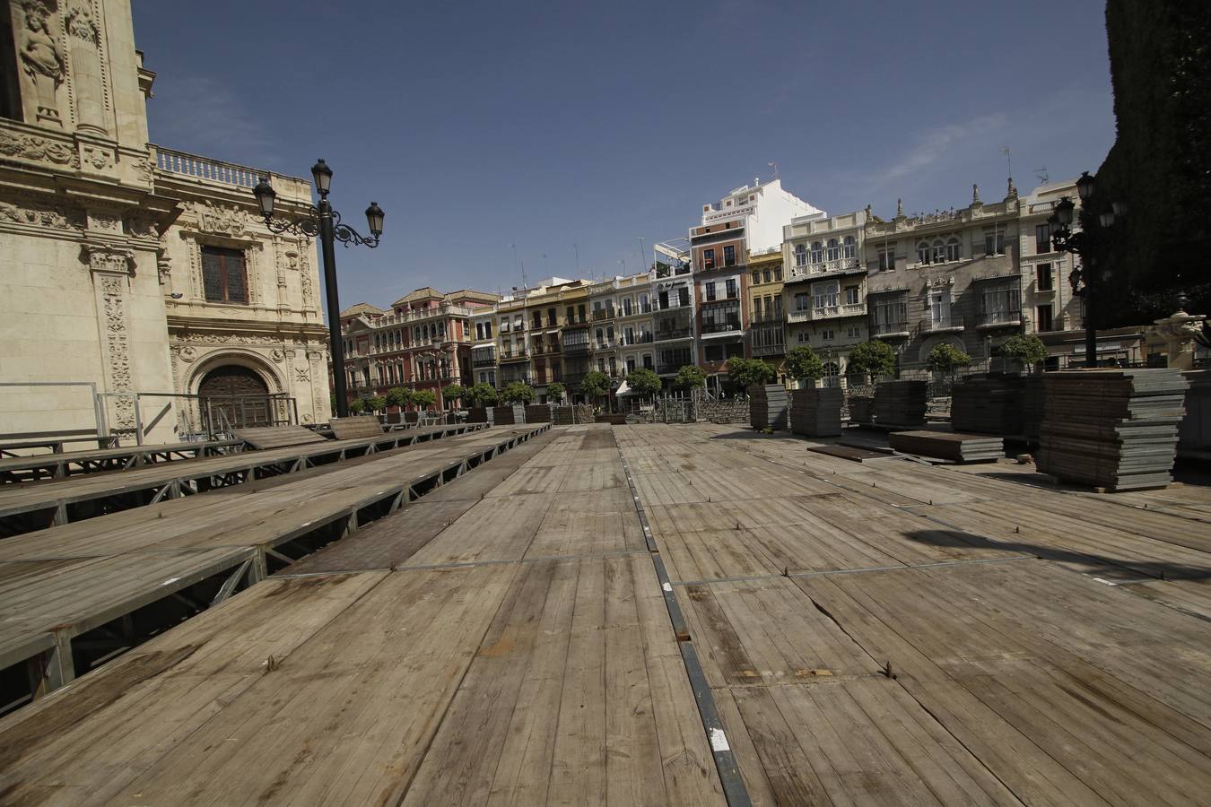 El montaje de los palcos de Semana Santa continúa pese a la amenaza del coronavirus