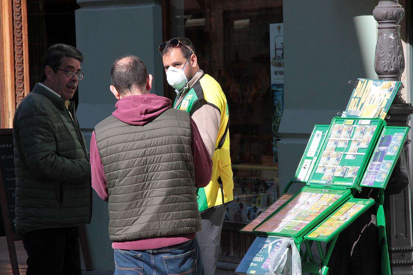 Una persona con mascarilla en un kiosko de la capital leonesa