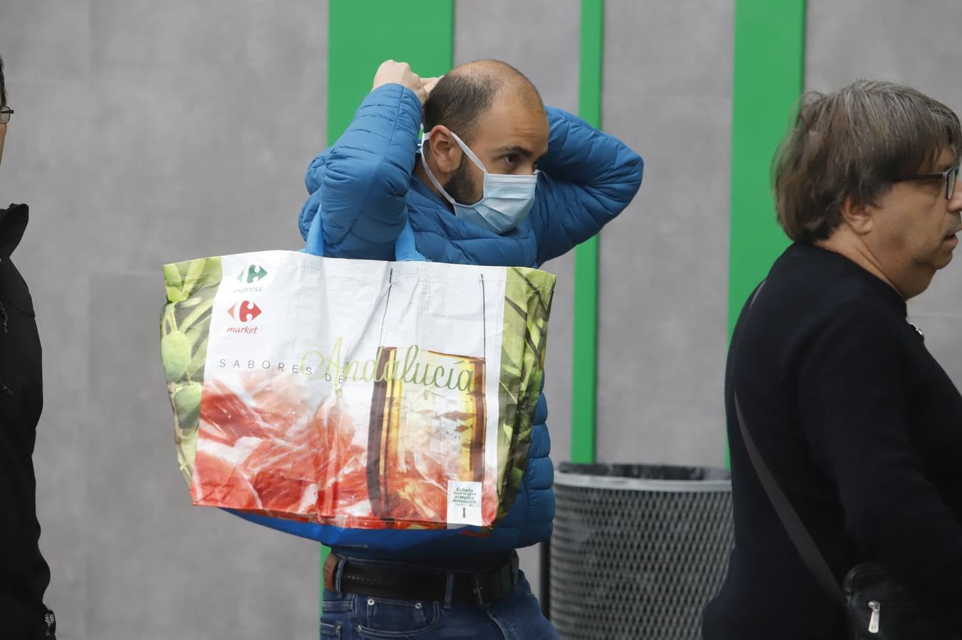 Coronavirus | Las largas colas en el supermercado en Córdoba, en imágenes