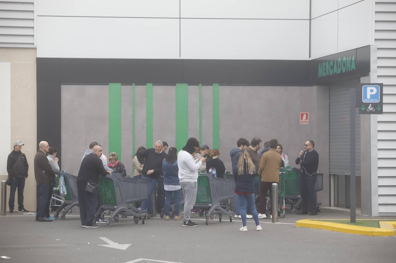 Coronavirus | Las largas colas en el supermercado en Córdoba, en imágenes