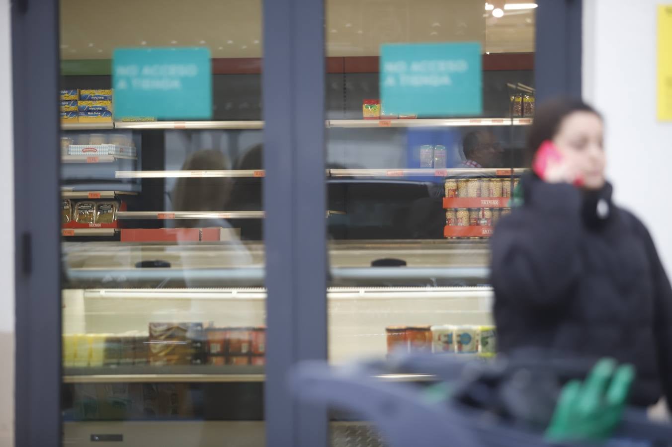 Coronavirus | Las largas colas en el supermercado en Córdoba, en imágenes