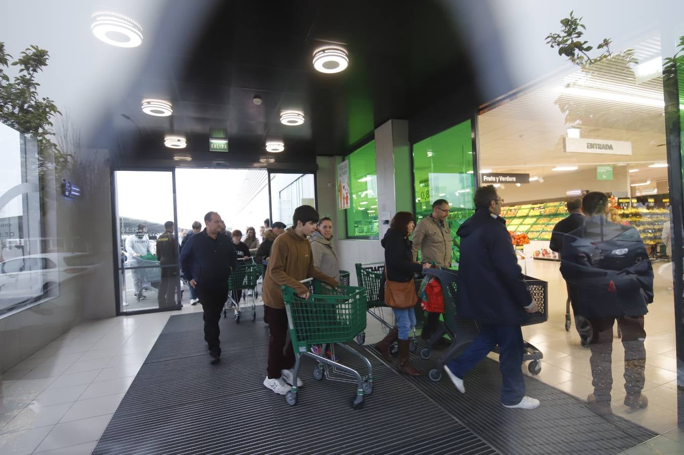 Coronavirus | Las largas colas en el supermercado en Córdoba, en imágenes