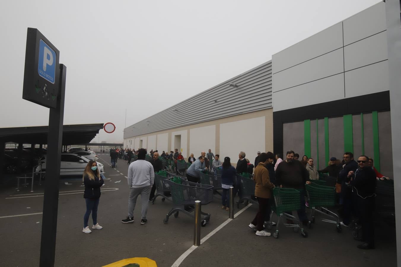 Coronavirus | Las largas colas en el supermercado en Córdoba, en imágenes