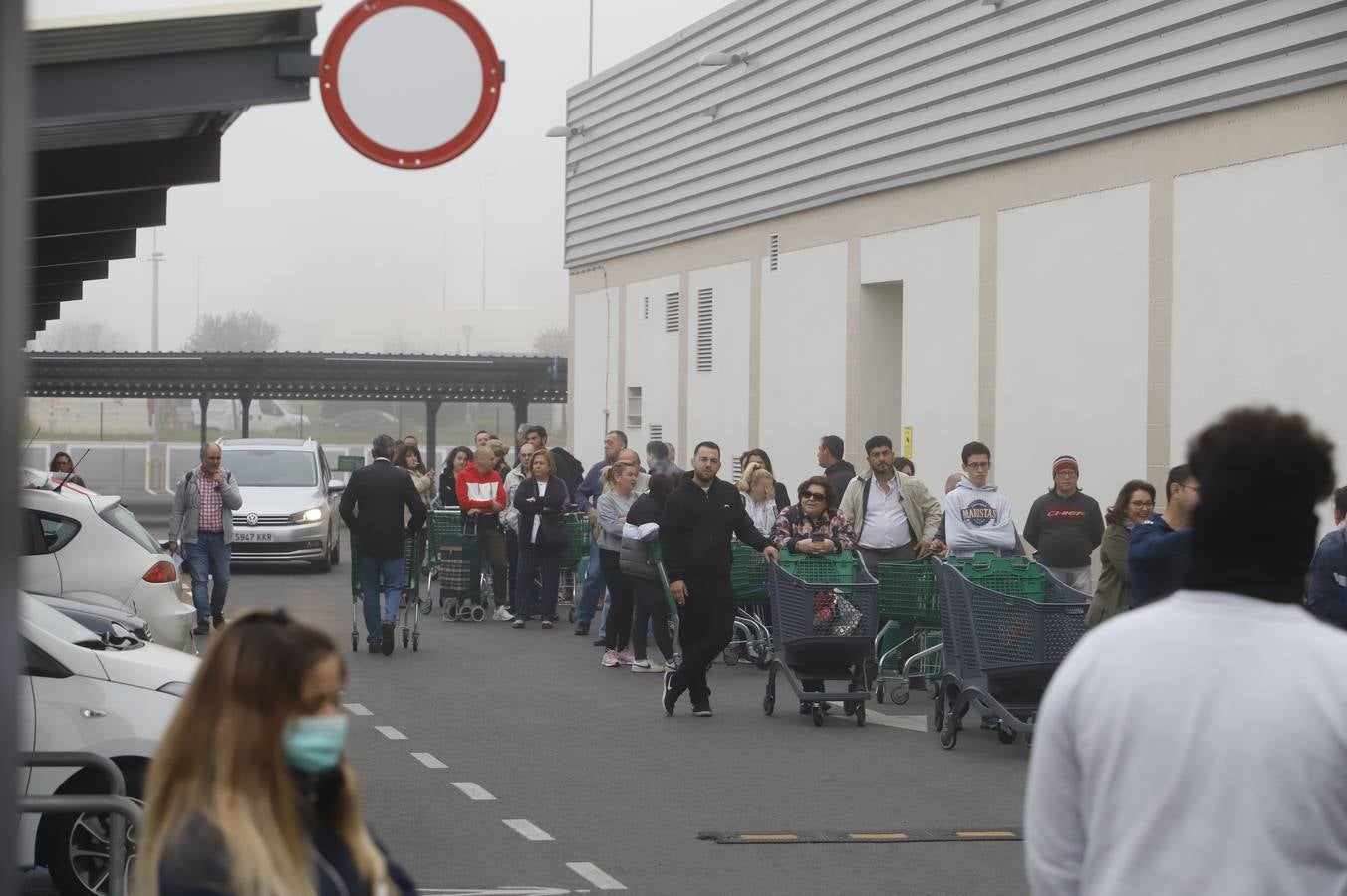 Coronavirus | Las largas colas en el supermercado en Córdoba, en imágenes