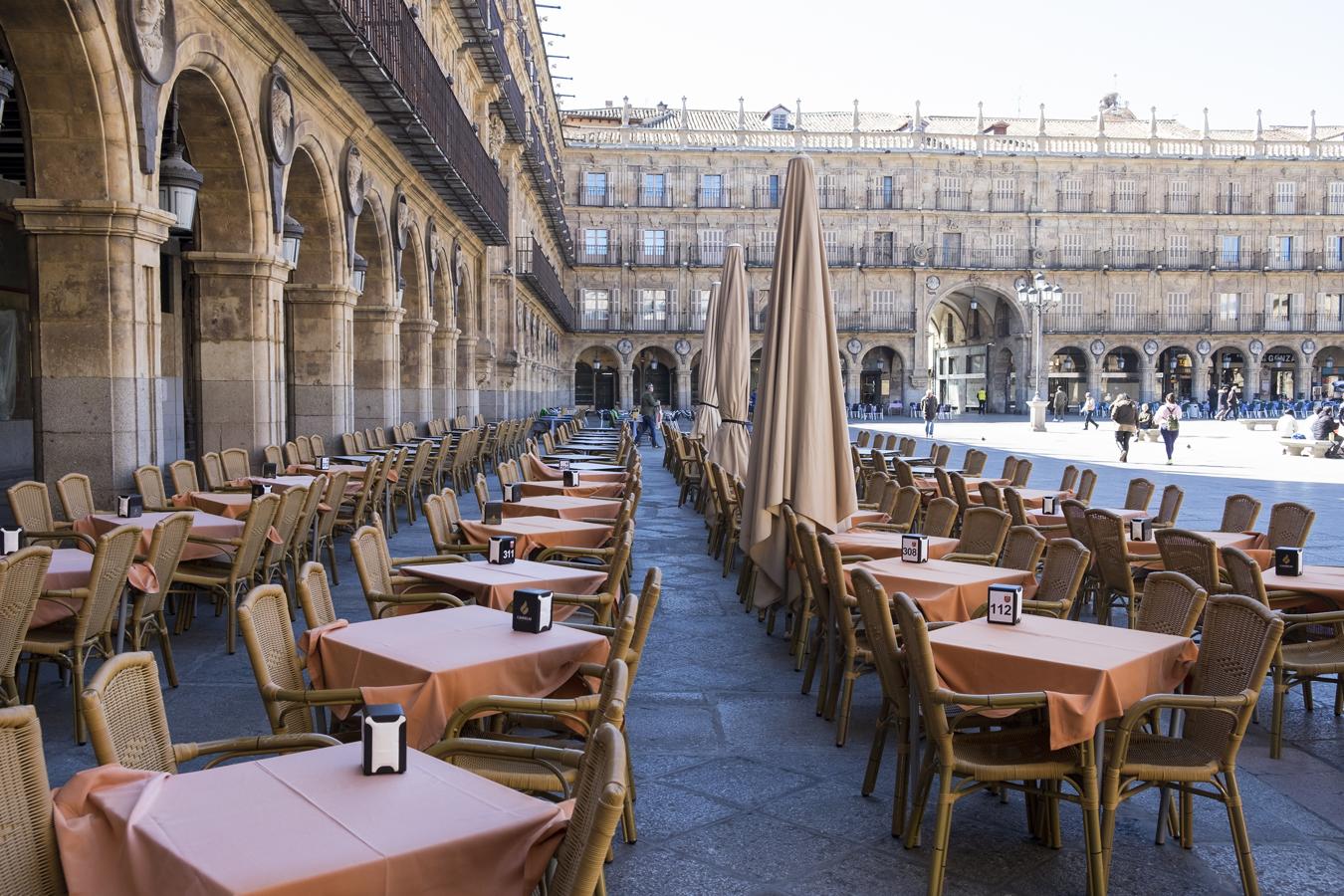 Las terrazas de la Plaza Mayor de Salamanca vacías