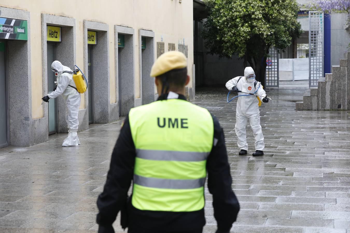 En imágenes, la UME inicia en Córdoba la desinfección contra el coronavirus