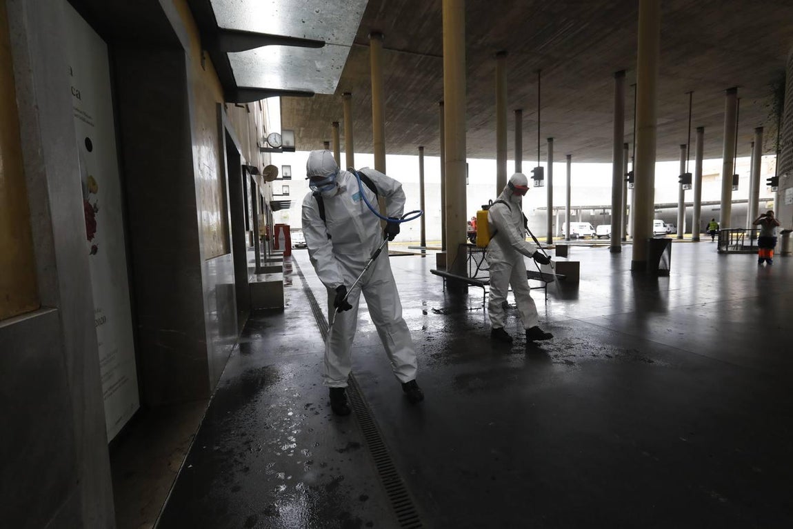 En imágenes, la UME inicia en Córdoba la desinfección contra el coronavirus