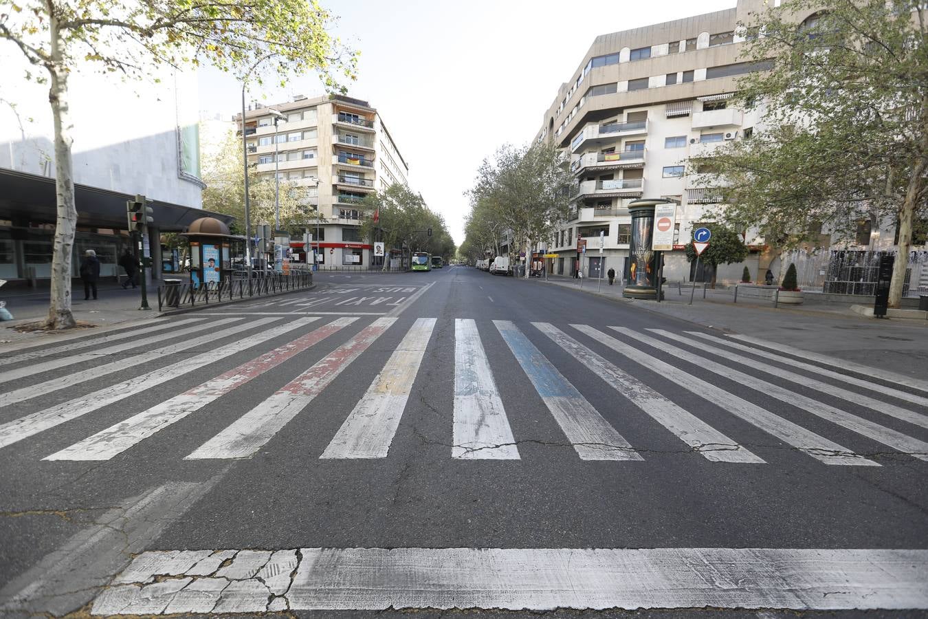 El primer día laborable en Córdoba por el estado de alarma, en imágenes