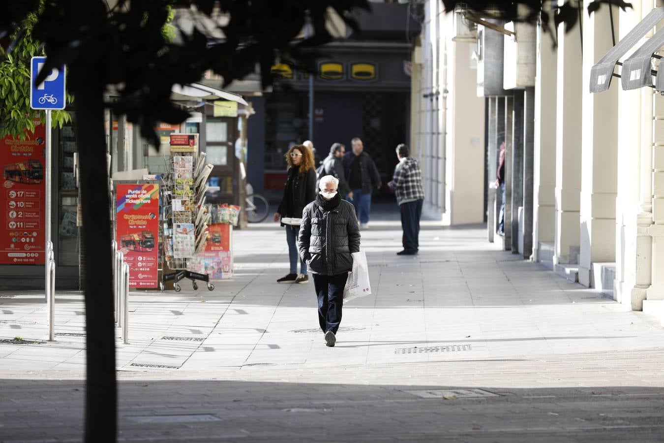 El primer día laborable en Córdoba por el estado de alarma, en imágenes