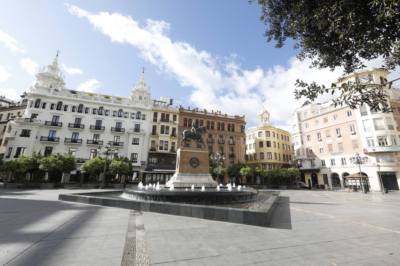 El primer día laborable en Córdoba por el estado de alarma, en imágenes