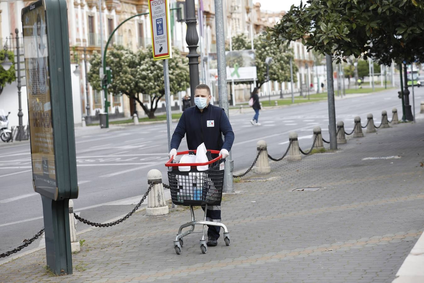 El primer día laborable en Córdoba por el estado de alarma, en imágenes