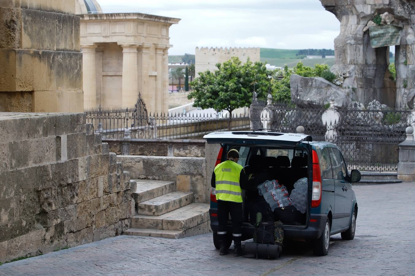 El despliegue de la UME en las arterias y monumentos de Córdoba, en imágenes