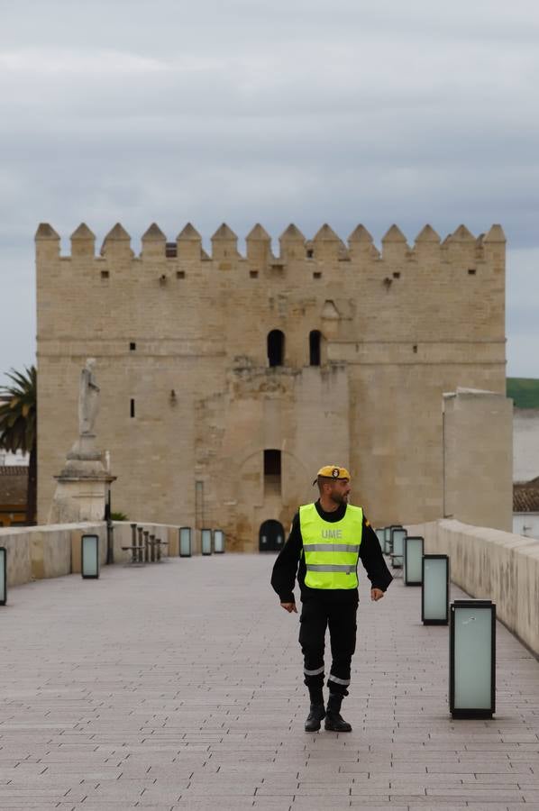 El despliegue de la UME en las arterias y monumentos de Córdoba, en imágenes