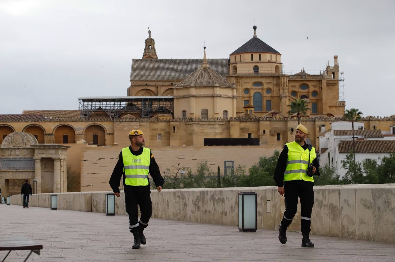 El despliegue de la UME en las arterias y monumentos de Córdoba, en imágenes