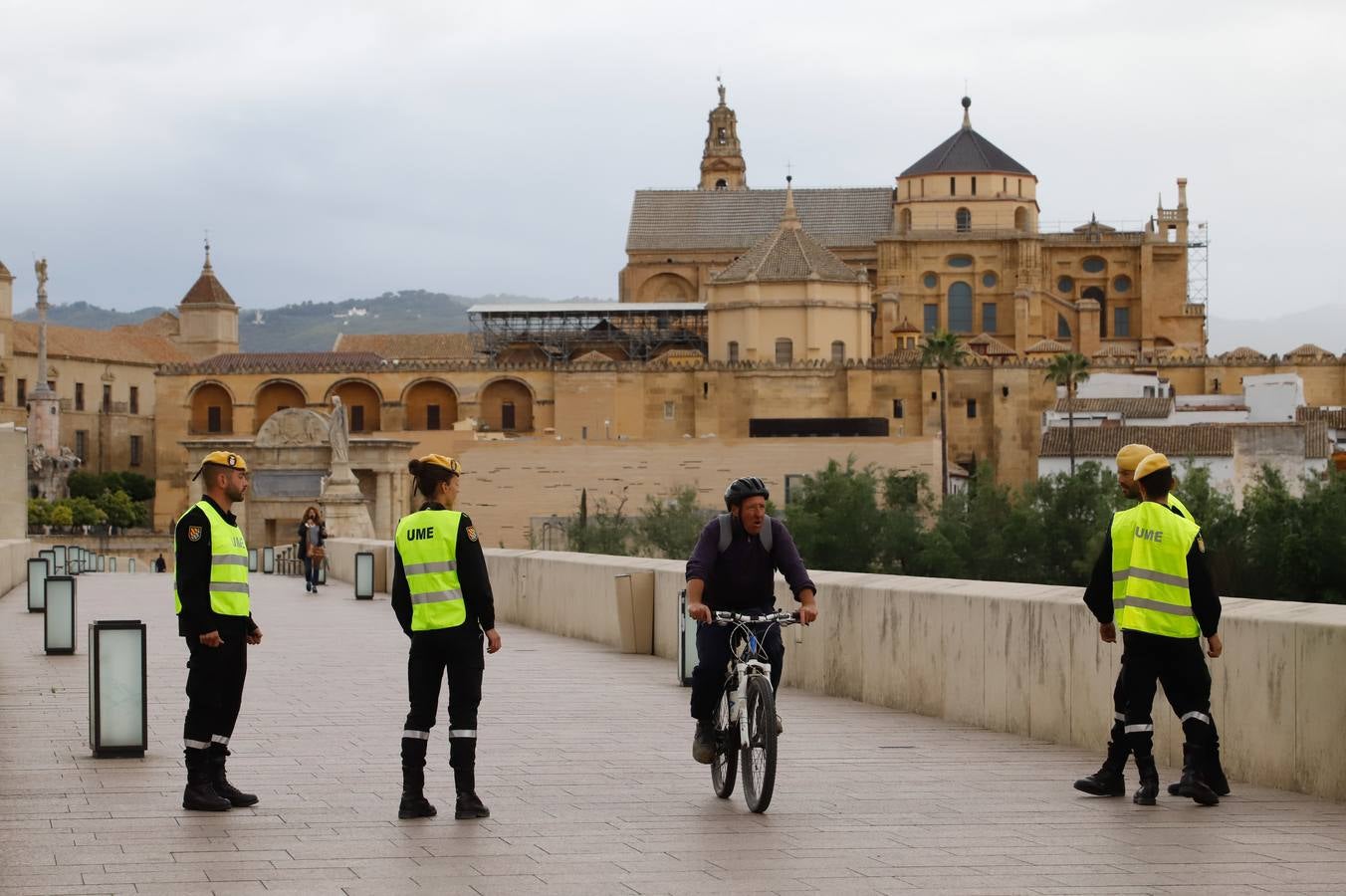 El despliegue de la UME en las arterias y monumentos de Córdoba, en imágenes