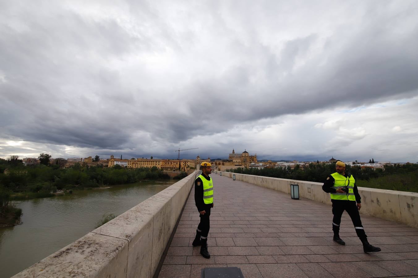 El despliegue de la UME en las arterias y monumentos de Córdoba, en imágenes