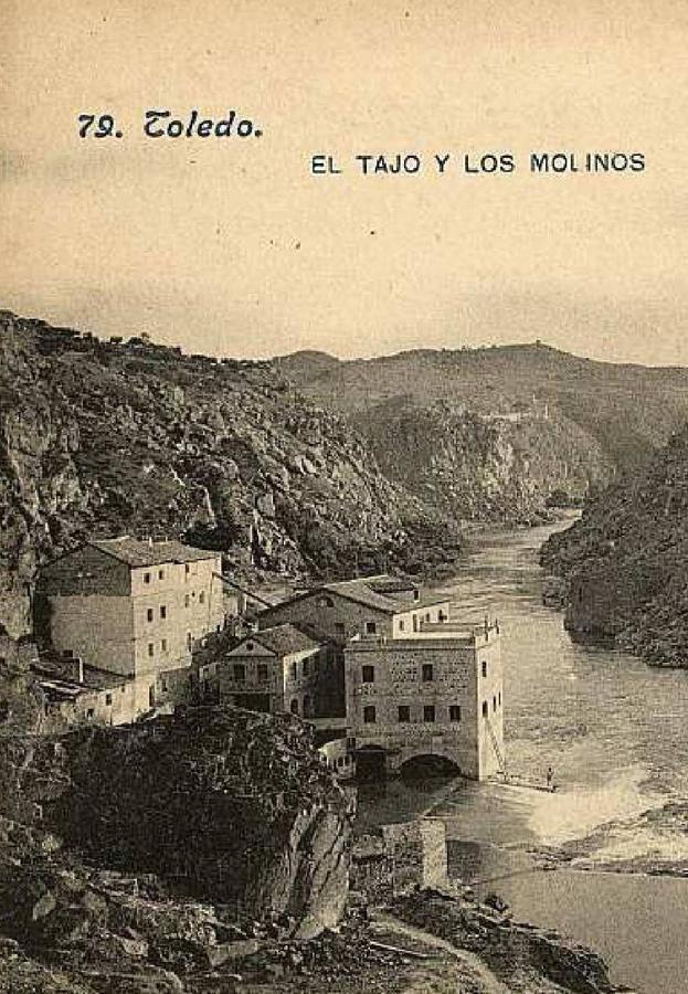 Vista de los molinos, la fábrica de harinas y la central eléctrica, hacia 1908, en una postal editada por José Lacoste. Archivo Municipal de Toledo. 