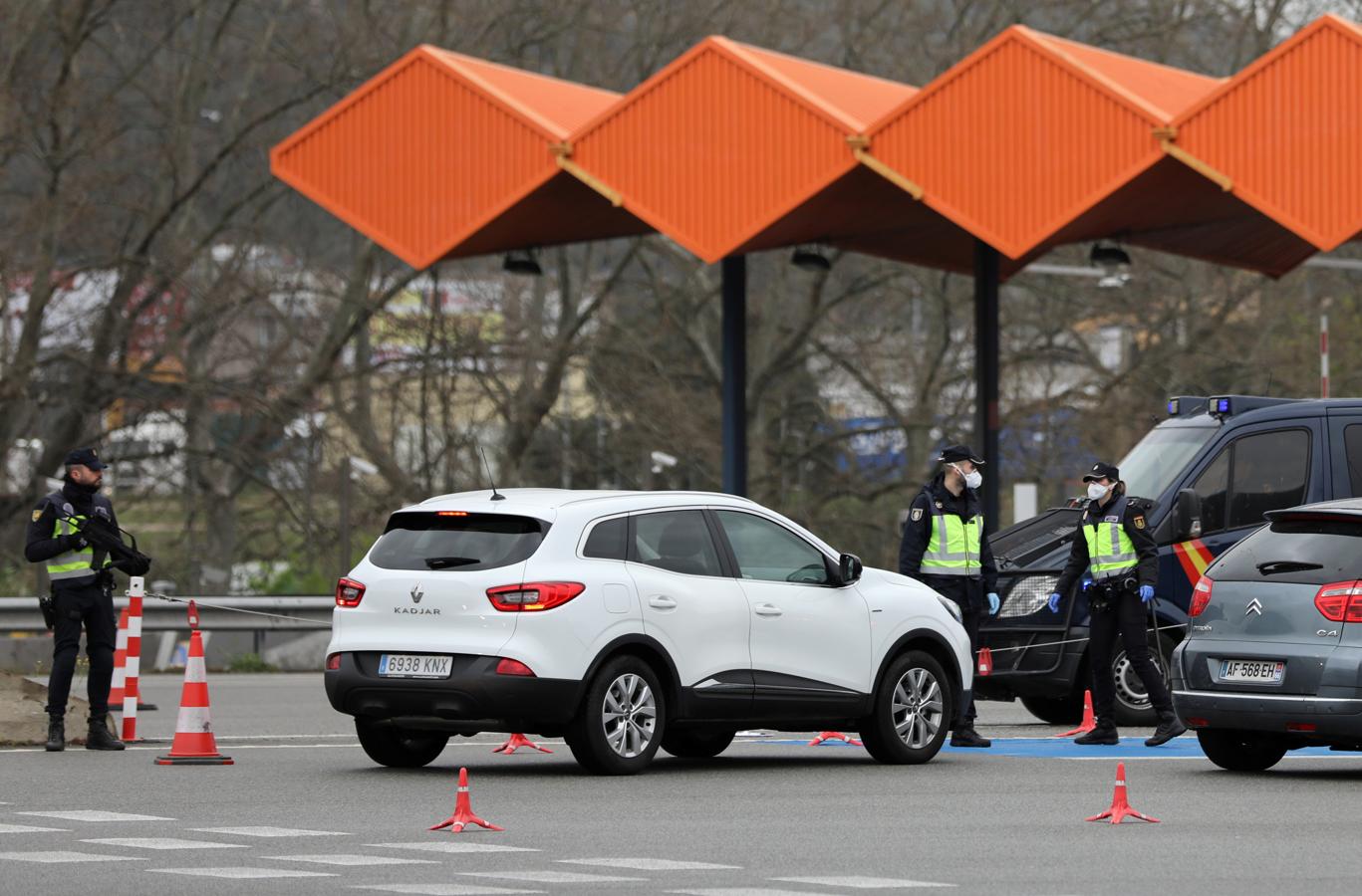 Agentes de la Policía Nacional española vigilan la entrada de vehículos de Francia hacia España por La Junquera