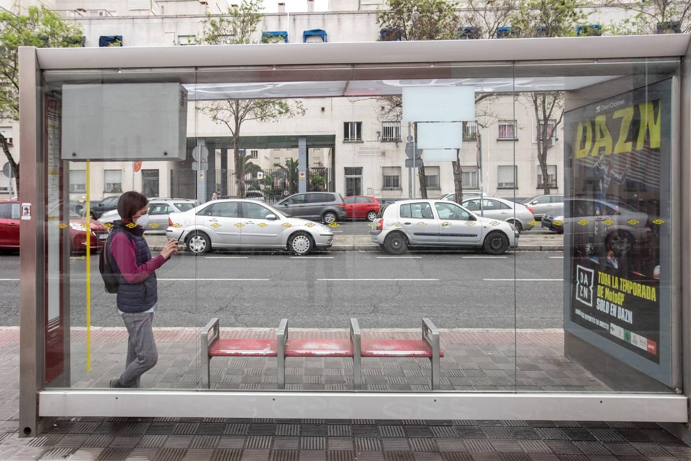 En imágenes, el coronavirus vacía los autobuses de Sevilla